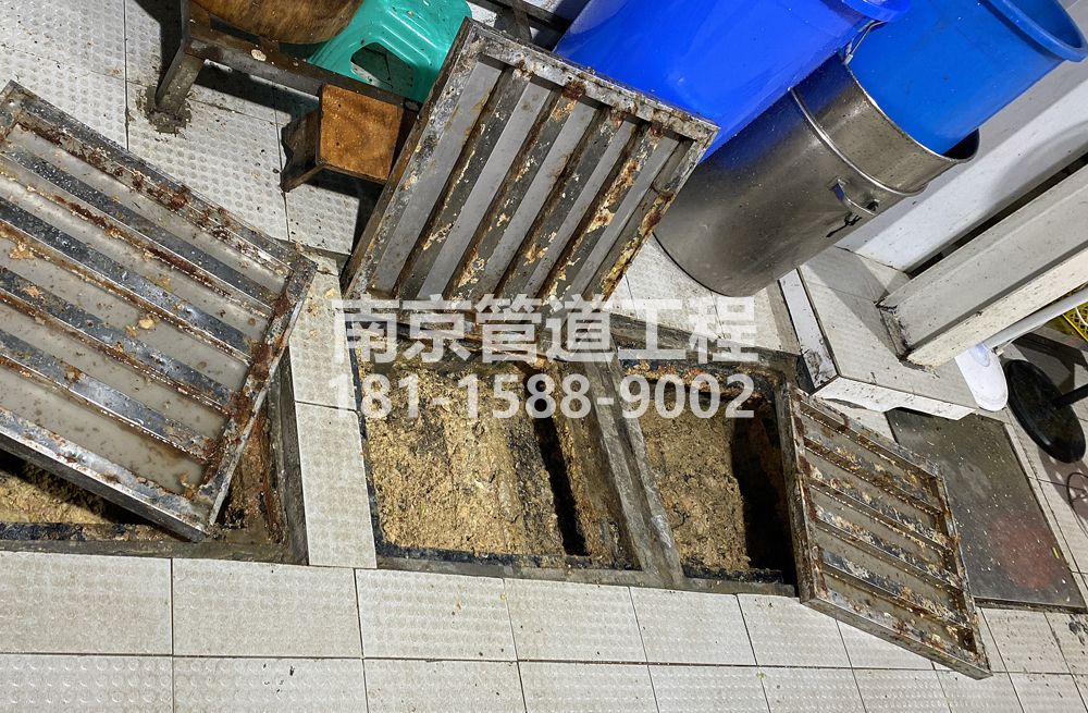 278六合区城管中队食堂隔油池清理